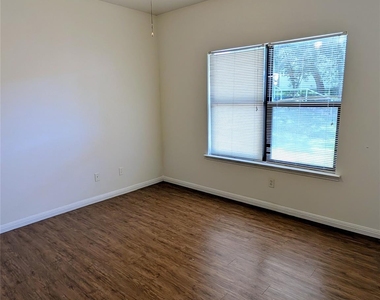 1105 Advance St - Photo Thumbnail 9