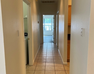 1105 Advance St - Photo Thumbnail 11