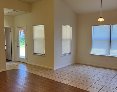 1105 Advance St - Photo Thumbnail 1