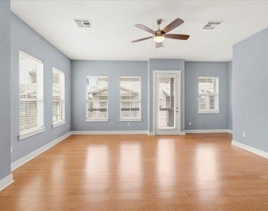 2520 Bluebonnet Dr - Photo Thumbnail 12