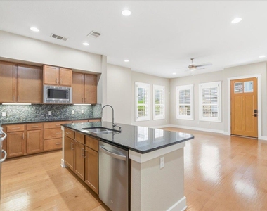 2520 Bluebonnet Dr - Photo Thumbnail 6