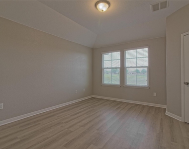 315 N Heatherwilde Blvd - Photo Thumbnail 17