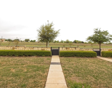 315 N Heatherwilde Blvd - Photo Thumbnail 3