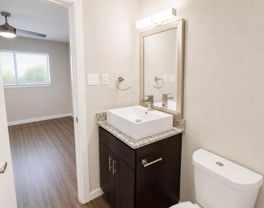 8214 N Interstate 35 Svrd Sb Highway - Photo Thumbnail 4
