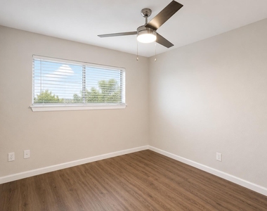 8214 N Interstate 35 Svrd Sb Highway - Photo Thumbnail 2