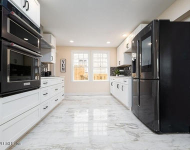 340 W 6th Street - Photo Thumbnail 3