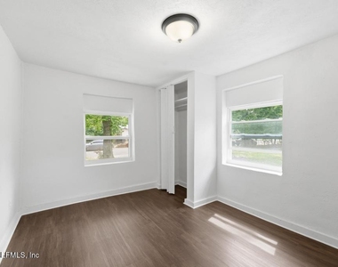 1823 W 44th Street - Photo Thumbnail 4