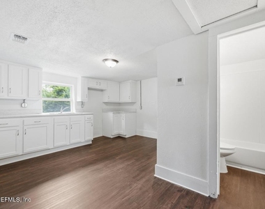 1823 W 44th Street - Photo Thumbnail 5