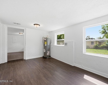 1823 W 44th Street - Photo Thumbnail 12