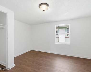 1823 W 44th Street - Photo Thumbnail 9