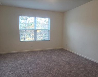 1516 Vernon Boulevard - Photo Thumbnail 6