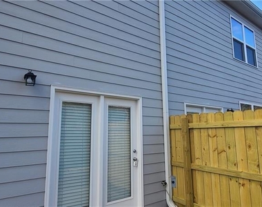1516 Vernon Boulevard - Photo Thumbnail 12