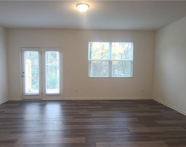 1516 Vernon Boulevard - Photo Thumbnail 3