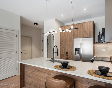 1235 N Ashland Avenue - Photo Thumbnail 3