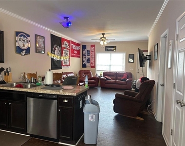 194 Strickland Avenue - Photo Thumbnail 3