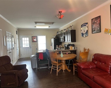 194 Strickland Avenue - Photo Thumbnail 5