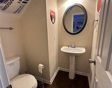 194 Strickland Avenue - Photo Thumbnail 7