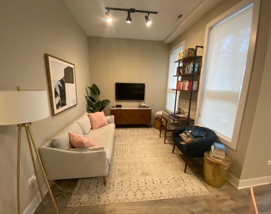 933 W Belle Plaine Avenue - Photo Thumbnail 1