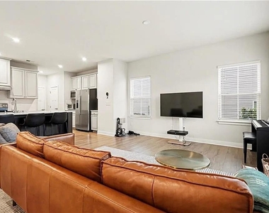 136 Salt Lake Lane Lane - Photo Thumbnail 4