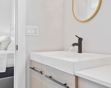 4931 N Kimball Avenue - Photo Thumbnail 5