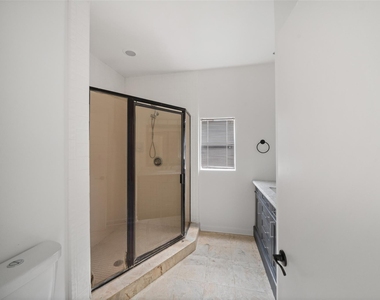 518 Hawthorne Street - Photo Thumbnail 9