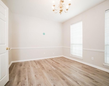 11727 Newlands Court - Photo Thumbnail 4