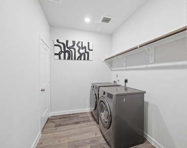 772 Westpointe Drive - Photo Thumbnail 5