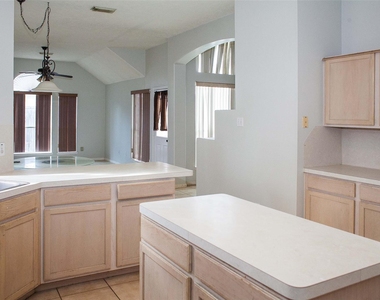 6223 Newbury Drive - Photo Thumbnail 10