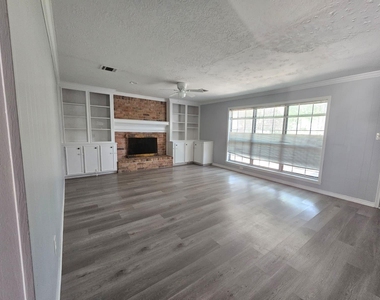3911 Brightwood Drive - Photo Thumbnail 2