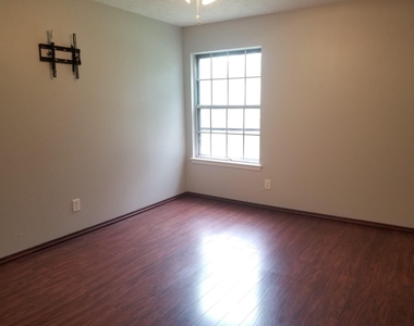 3911 Brightwood Drive - Photo Thumbnail 13