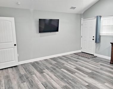 1526 Lakeside Drive W - Photo Thumbnail 17