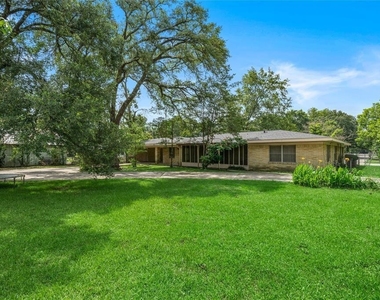 202 Avenue J - Photo Thumbnail 2