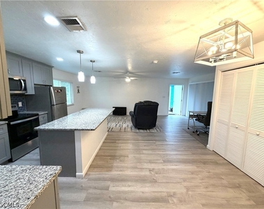 3032 Se Santa Barbara Place - Photo Thumbnail 3