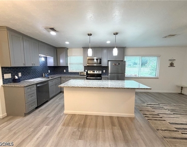 3032 Se Santa Barbara Place - Photo Thumbnail 5