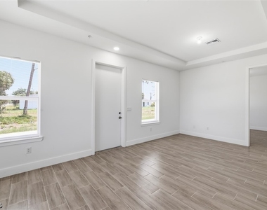 195 Rotonda Boulevard W - Photo Thumbnail 11