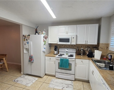2121 Collier Avenue - Photo Thumbnail 7