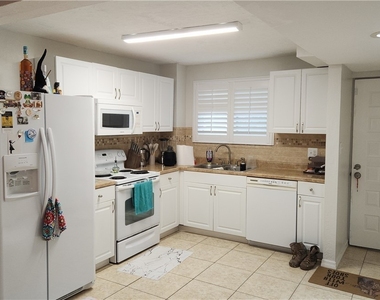 2121 Collier Avenue - Photo Thumbnail 4