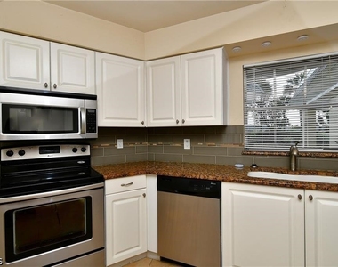 9 Park Lane Circle - Photo Thumbnail 10