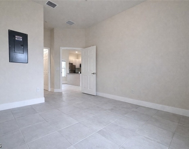 3409 Sw 8th Place - Photo Thumbnail 9