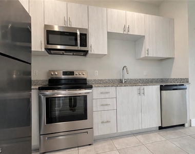 3409 Sw 8th Place - Photo Thumbnail 2