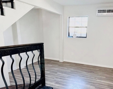 3512 Castor Street - Photo Thumbnail 5