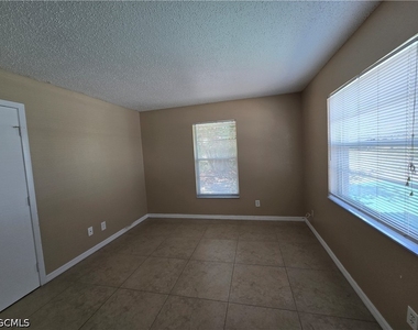 702 Se 47th Street - Photo Thumbnail 20