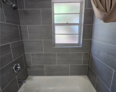 702 Se 47th Street - Photo Thumbnail 18