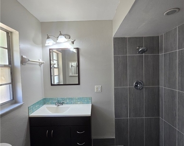 702 Se 47th Street - Photo Thumbnail 9