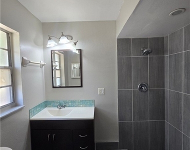 702 Se 47th Street - Photo Thumbnail 5