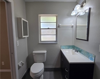 702 Se 47th Street - Photo Thumbnail 7