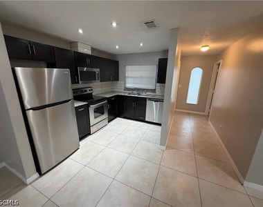 702 Se 47th Street - Photo Thumbnail 2