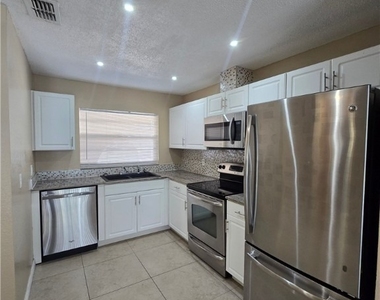 702 Se 47th Street - Photo Thumbnail 1