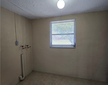 702 Se 47th Street - Photo Thumbnail 8