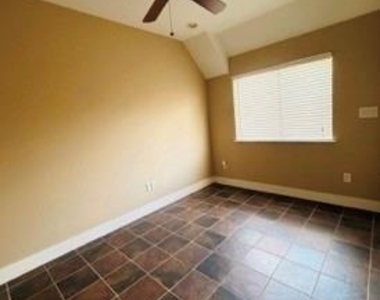 1045 Bonner St - Photo Thumbnail 11